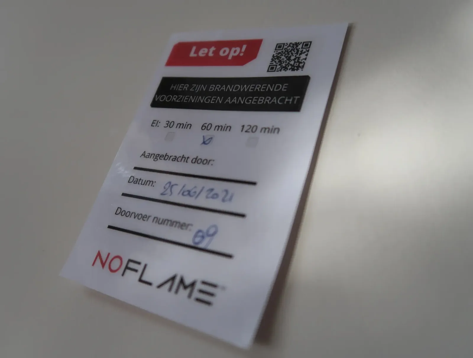 No Flame-label bij een afgedichte doorvoering met EI-klasse en doorvoernummer